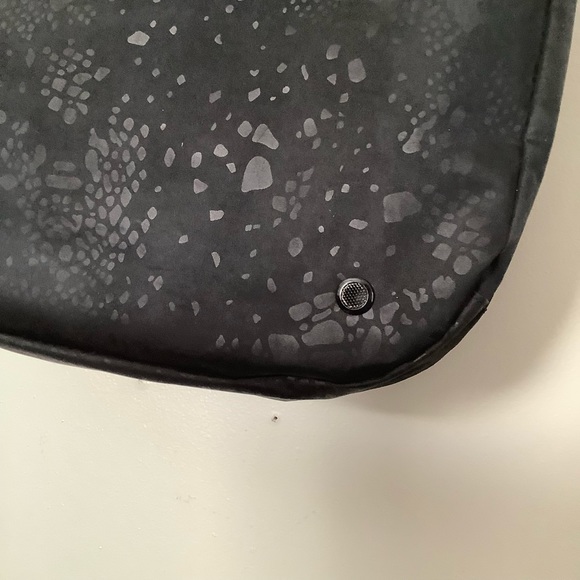 Reebok Studio Tote Gym Bag Snake Pattern - Picture 6 of 9